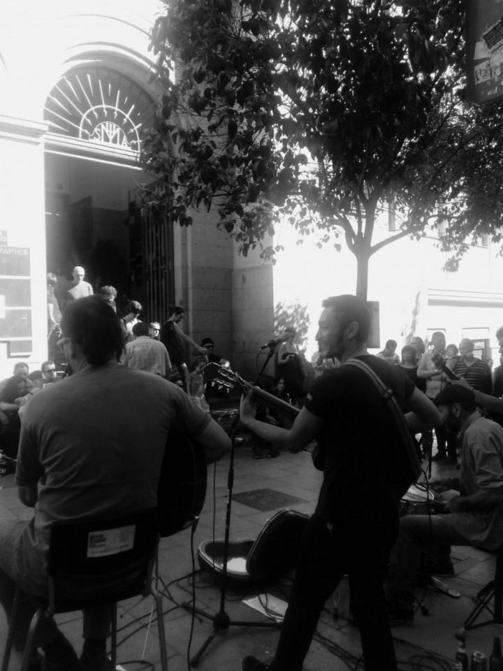 Grupo tocando en Tapapiés 2014