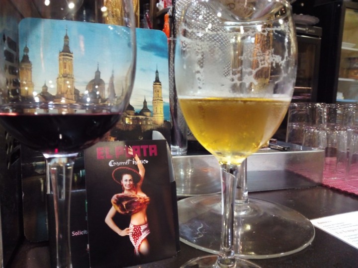 Copa de vino y de cerveza con El Pilar de Zaragoza de fondo