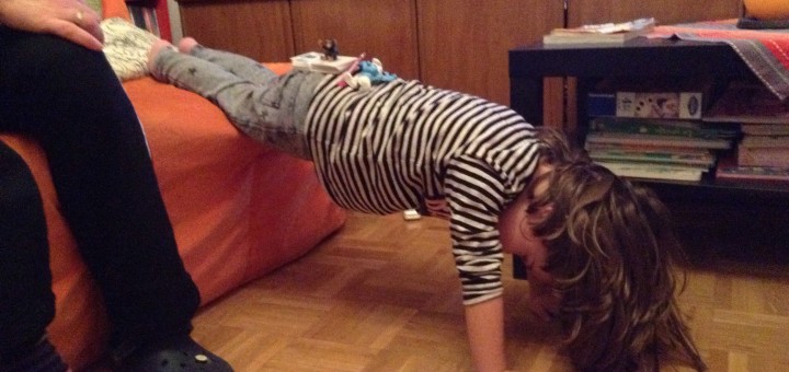 Niña haciendo el pino puente